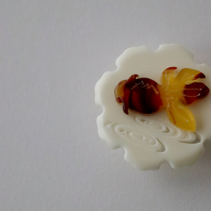 帯留「雪輪金魚」