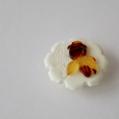 帯留「雪輪金魚」