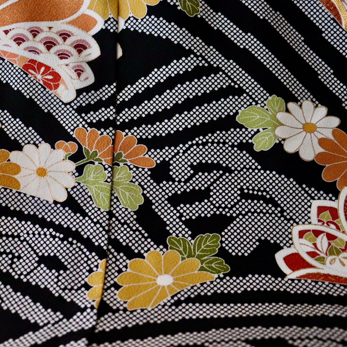京友禅 | 黒留袖 | 正絹 | 黒 | 疋田波に寛文の菊 | 丸福染匠