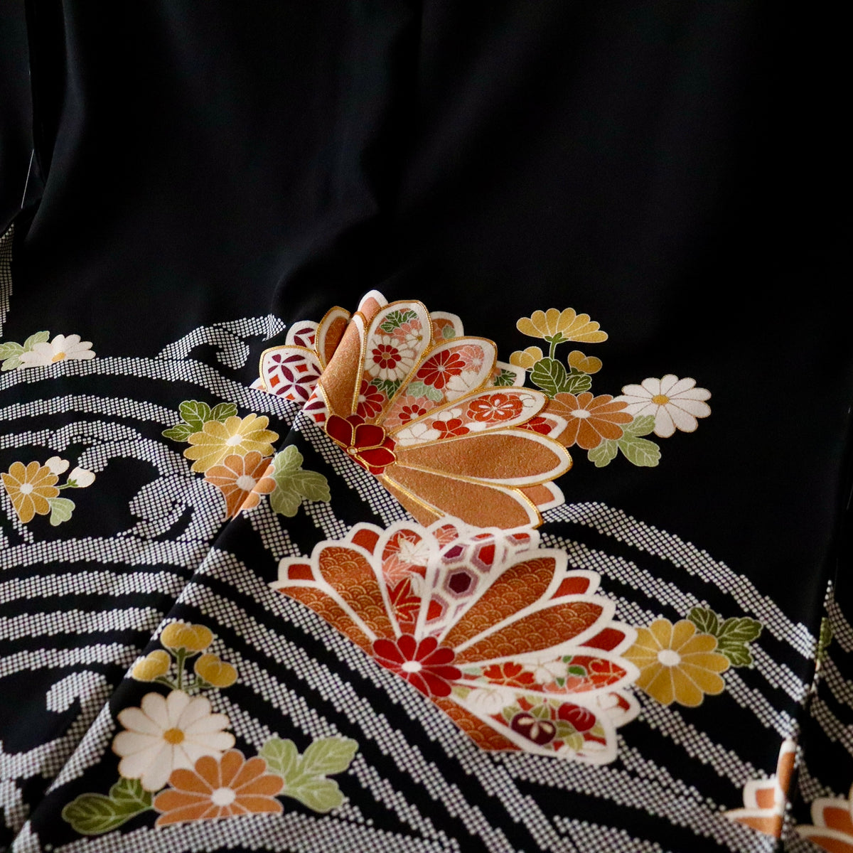 京友禅 | 黒留袖 | 正絹 | 黒 | 疋田波に寛文の菊 | 丸福染匠