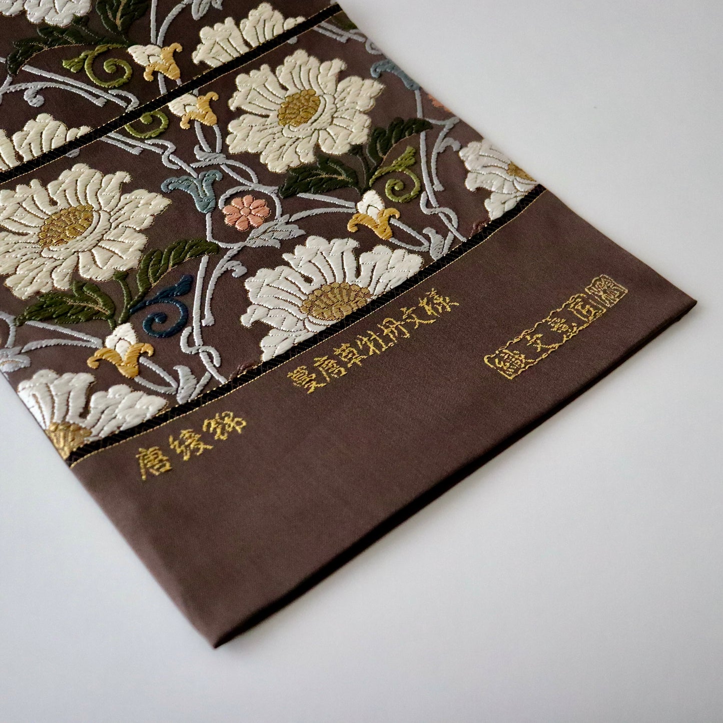 袋帯「唐綾錦 - 蔓唐草牡丹文様」織文意匠鈴木