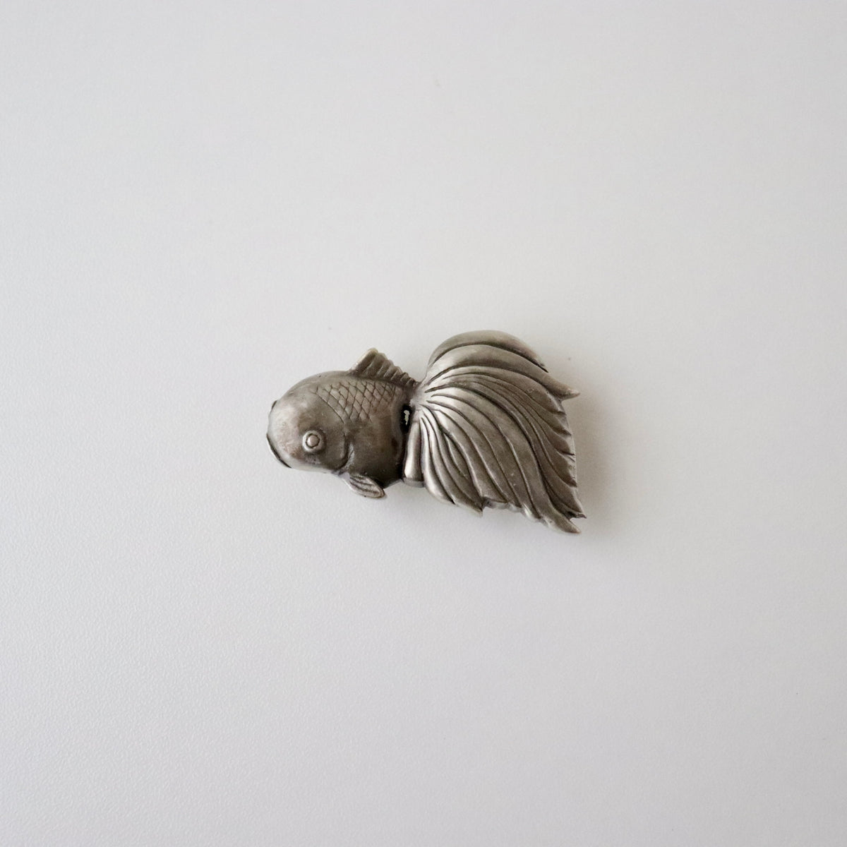 帯留「金魚 - 真鍮」大原商店