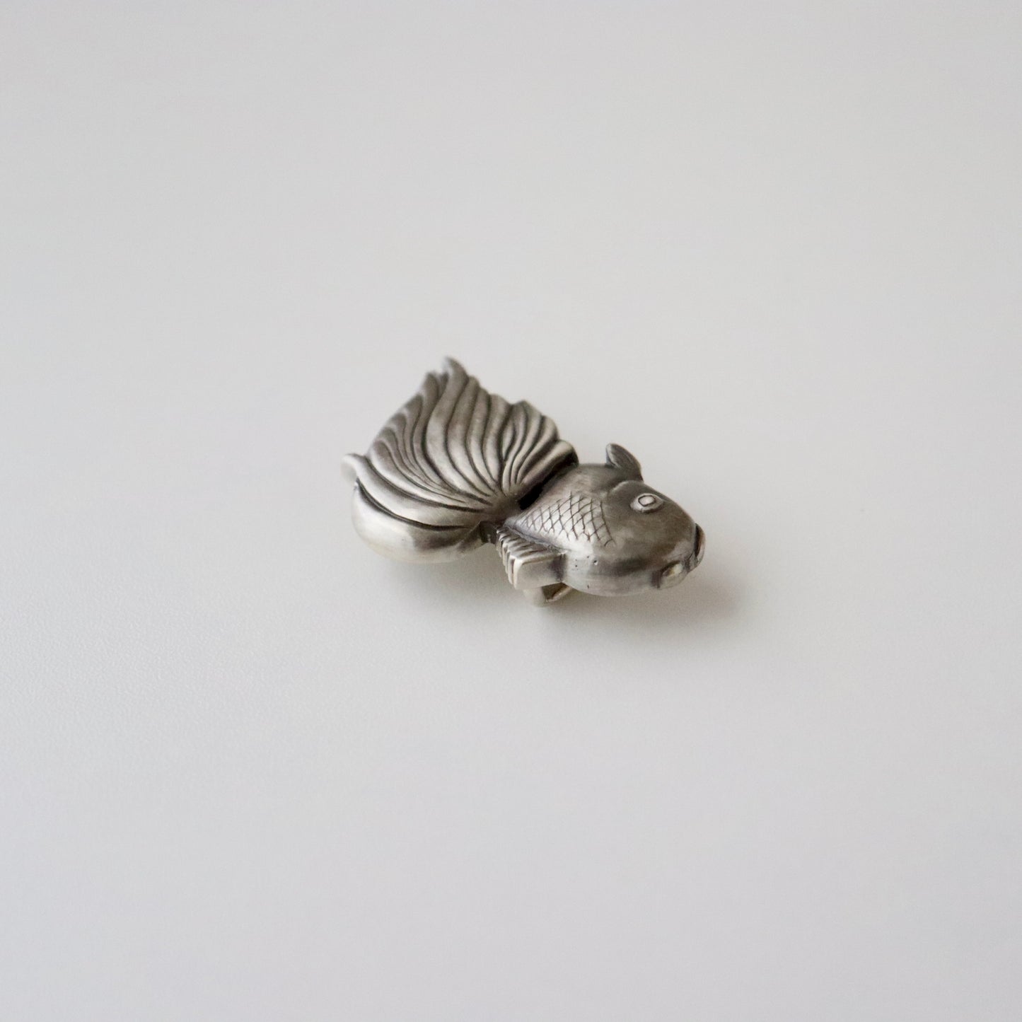 帯留「金魚 - 真鍮」大原商店