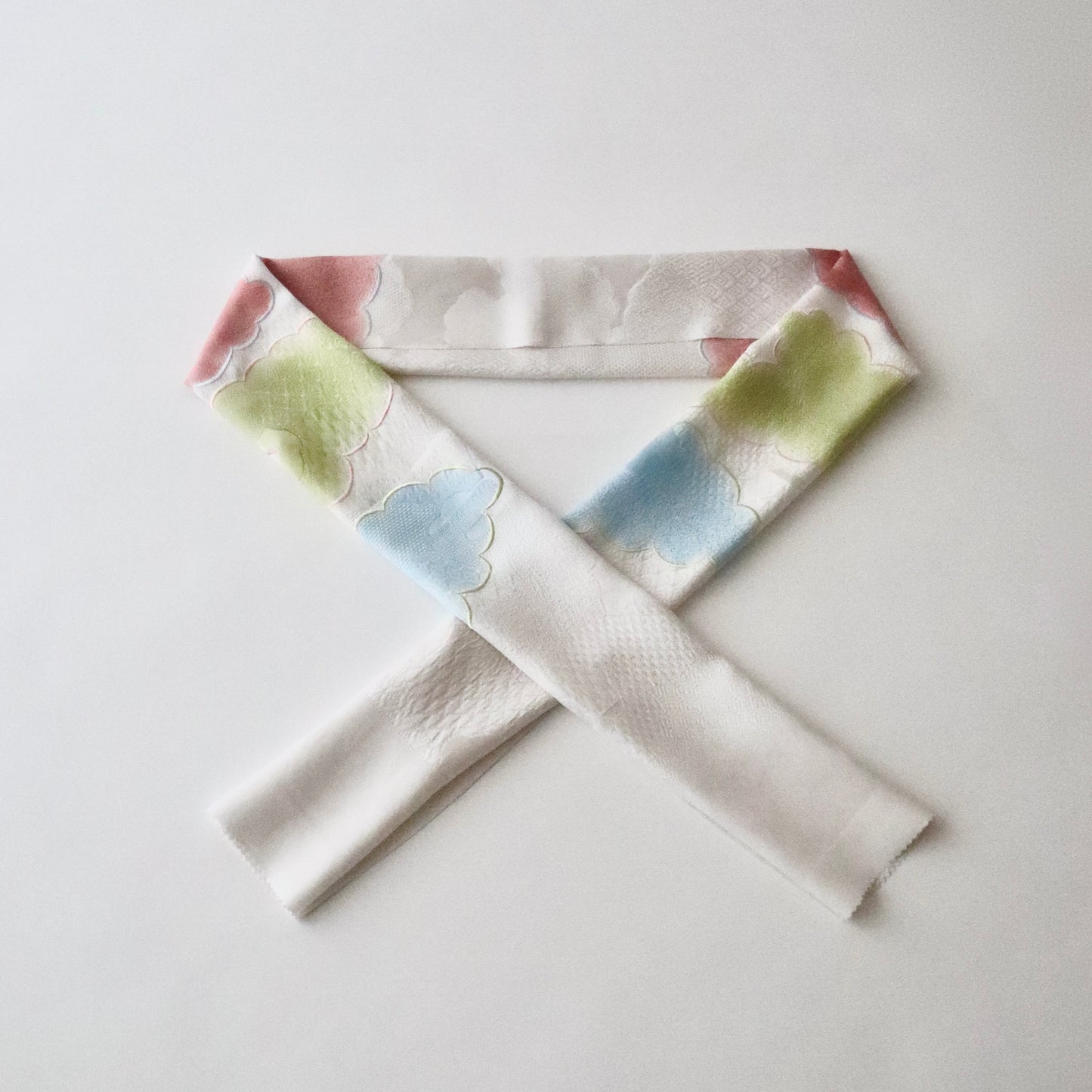 帯揚げ | 袷・単衣向け | 雲三色暈し雲取横振刺繍 | 和小物さくら