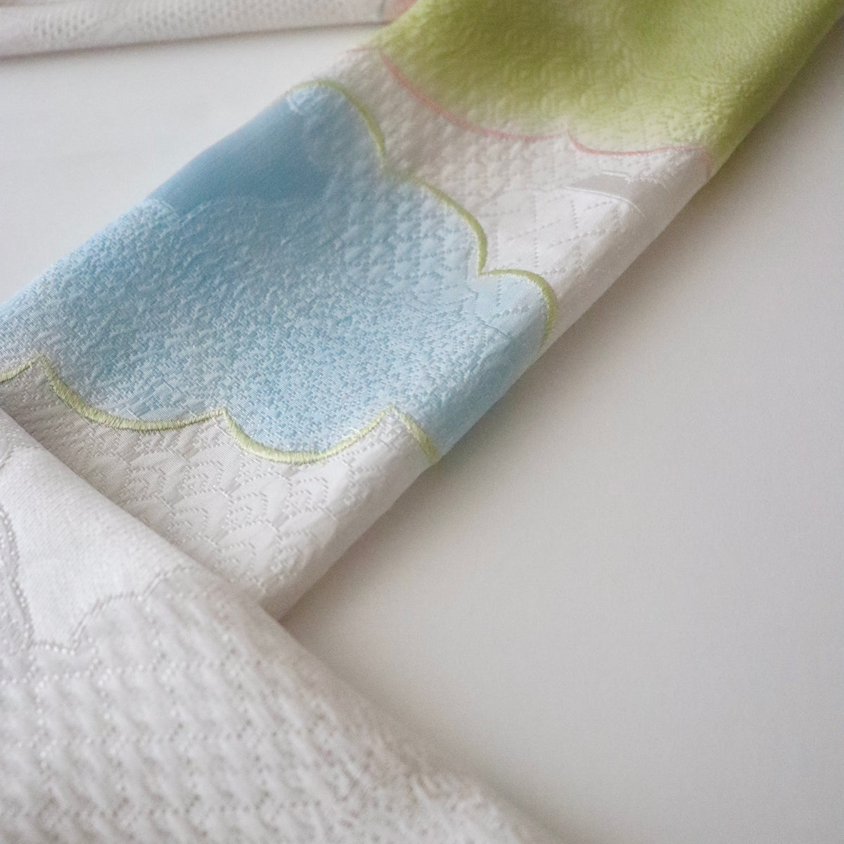 帯揚げ | 袷・単衣向け | 雲三色暈し雲取横振刺繍 | 和小物さくら