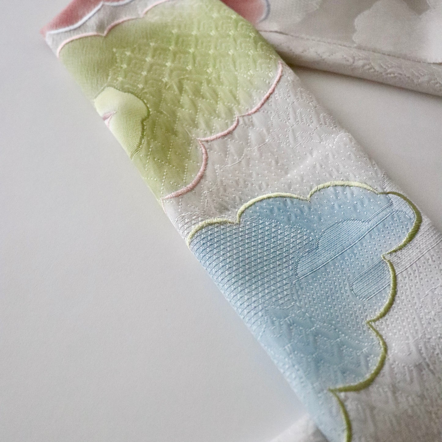 帯揚げ | 袷・単衣向け | 雲三色暈し雲取横振刺繍 | 和小物さくら