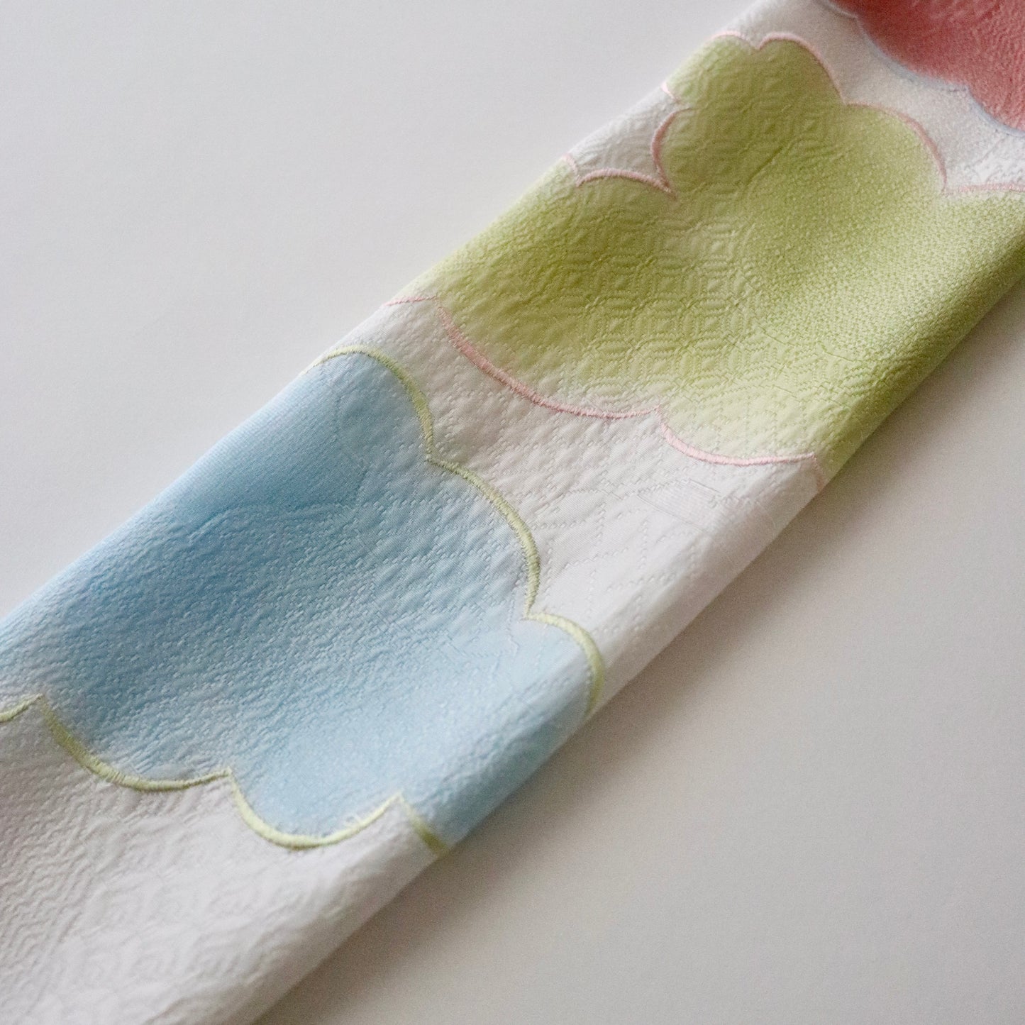 帯揚げ | 袷・単衣向け | 雲三色暈し雲取横振刺繍 | 和小物さくら