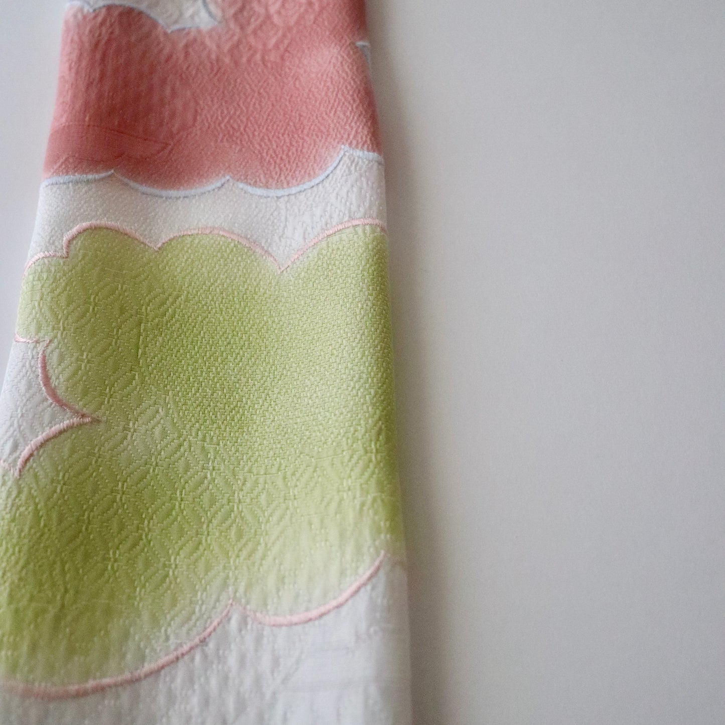 帯揚げ | 袷・単衣向け | 雲三色暈し雲取横振刺繍 | 和小物さくら