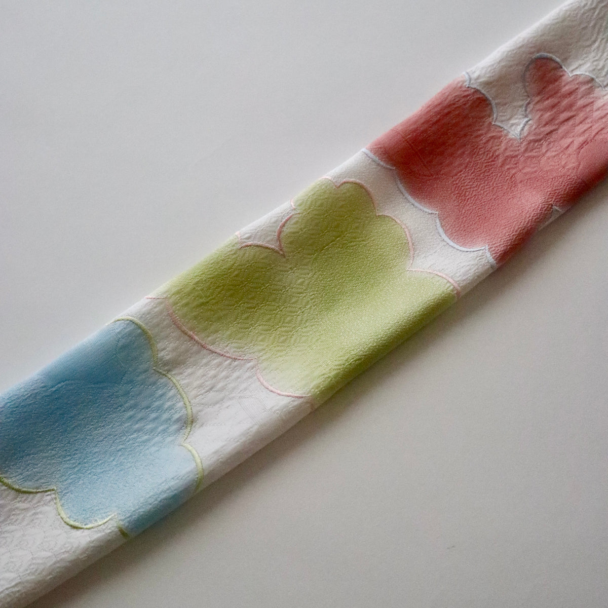 帯揚げ | 袷・単衣向け | 雲三色暈し雲取横振刺繍 | 和小物さくら