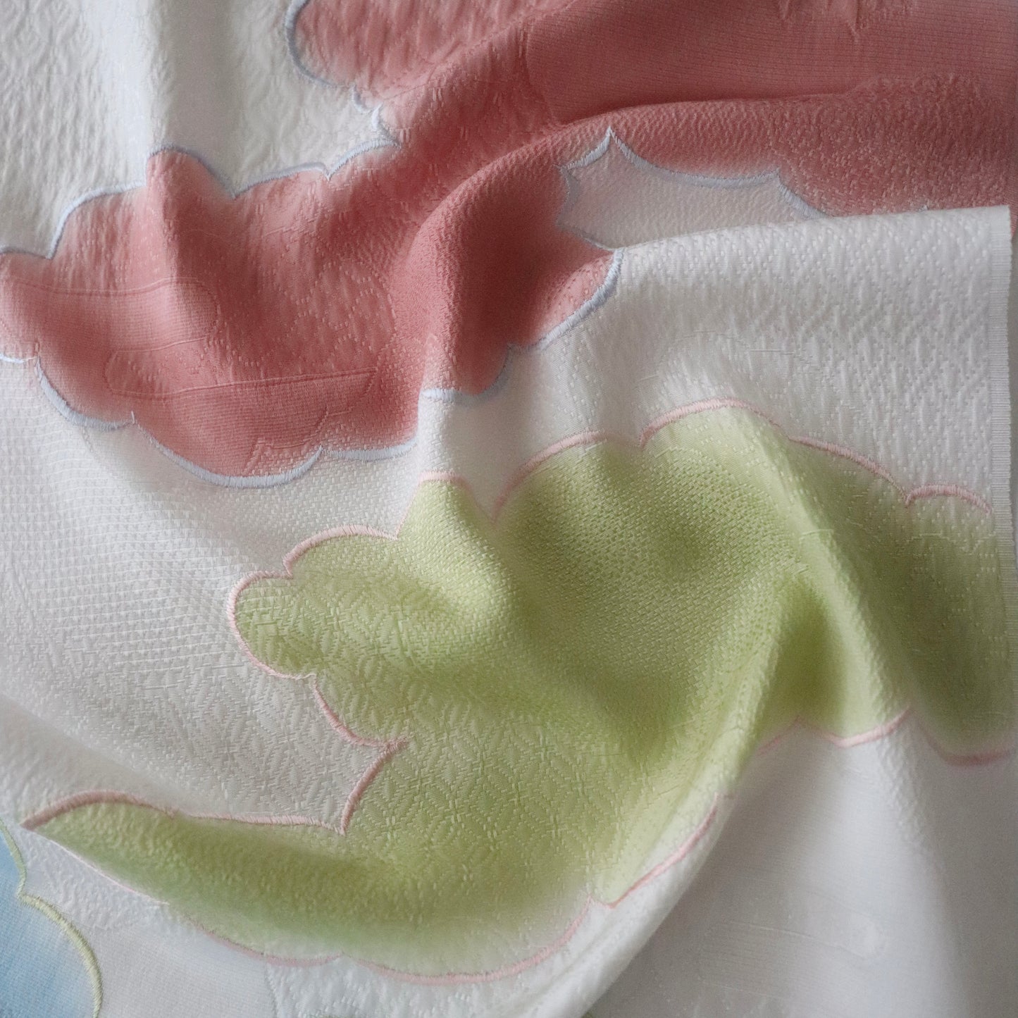 帯揚げ | 袷・単衣向け | 雲三色暈し雲取横振刺繍 | 和小物さくら
