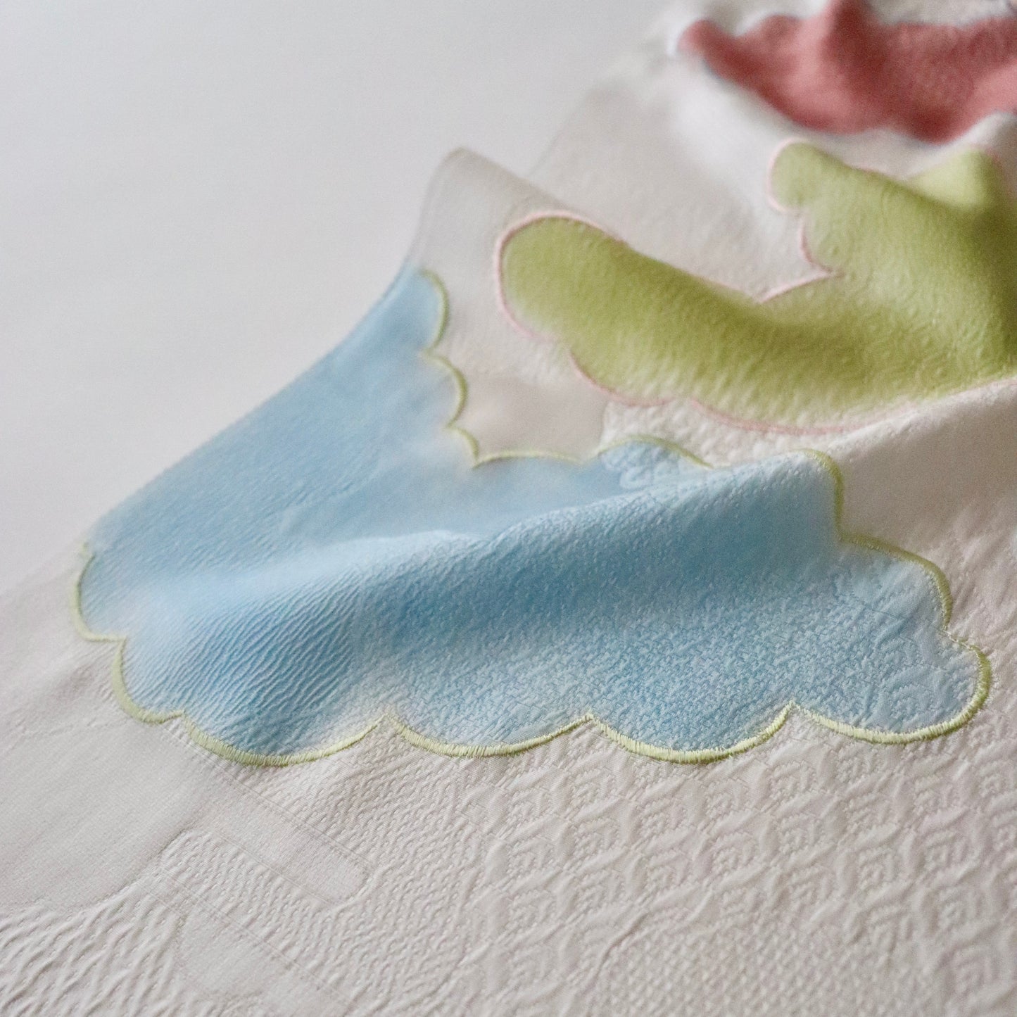 帯揚げ | 袷・単衣向け | 雲三色暈し雲取横振刺繍 | 和小物さくら