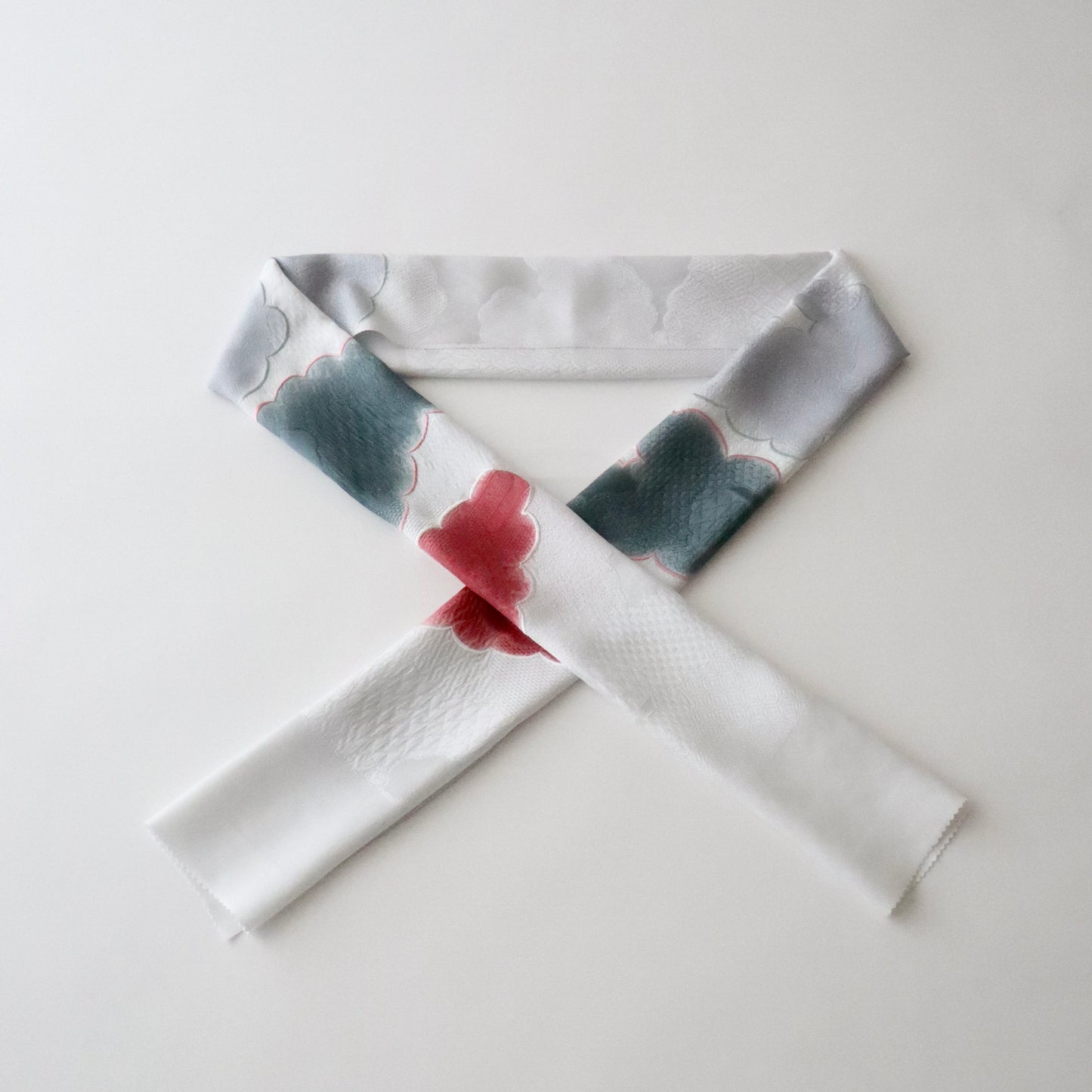帯揚げ | 袷・単衣向け | 雲三色暈し雲取横振刺繍 | 和小物さくら
