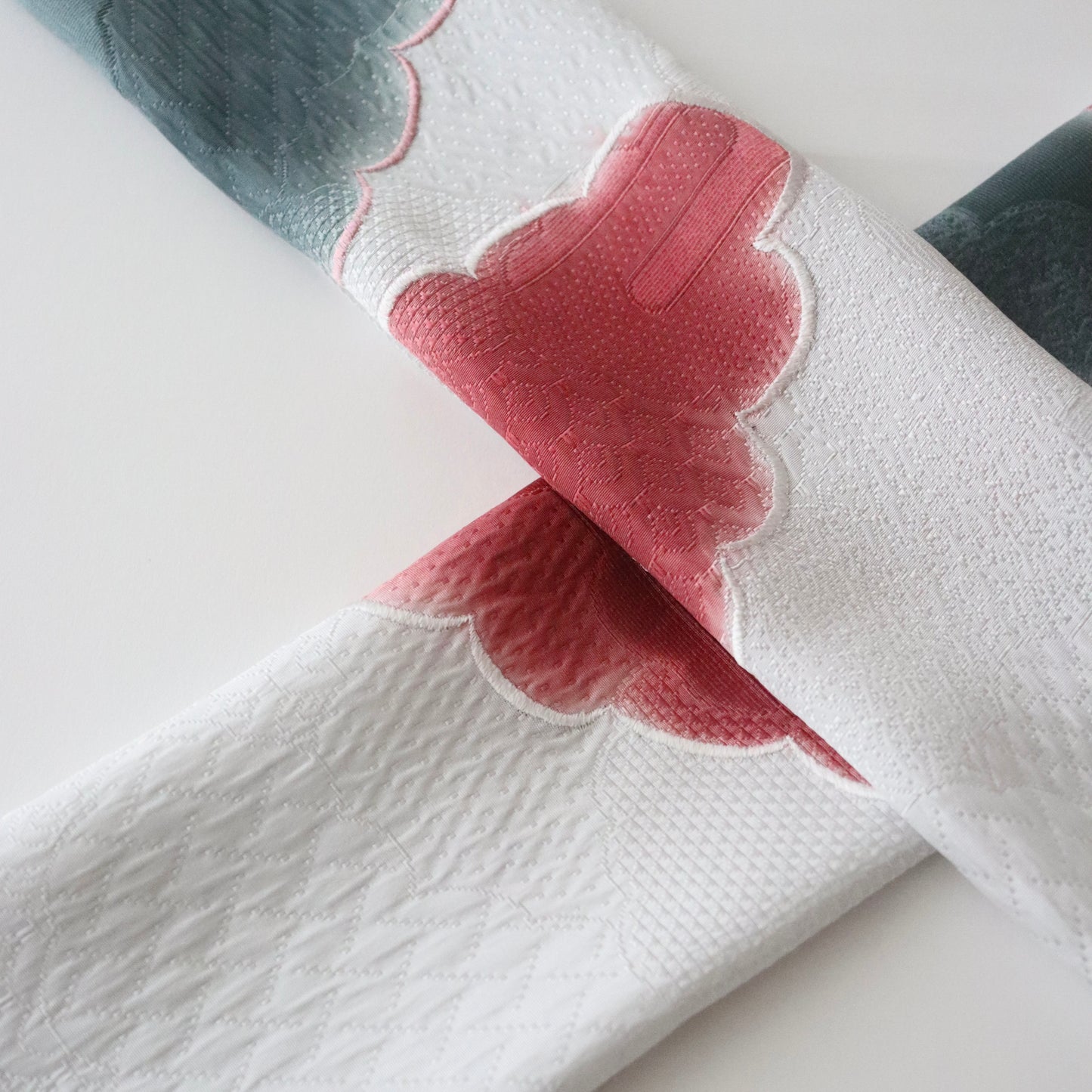 帯揚げ | 袷・単衣向け | 雲三色暈し雲取横振刺繍 | 和小物さくら