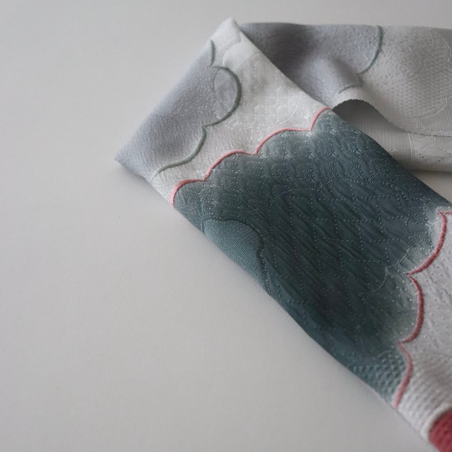 帯揚げ | 袷・単衣向け | 雲三色暈し雲取横振刺繍 | 和小物さくら