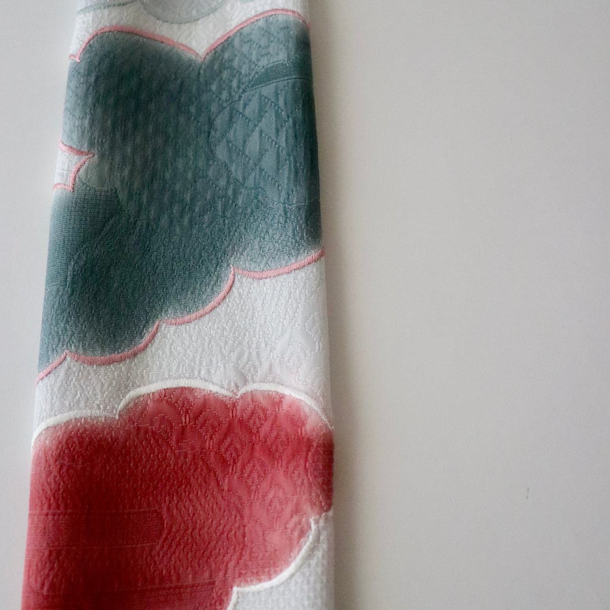 帯揚げ | 袷・単衣向け | 雲三色暈し雲取横振刺繍 | 和小物さくら