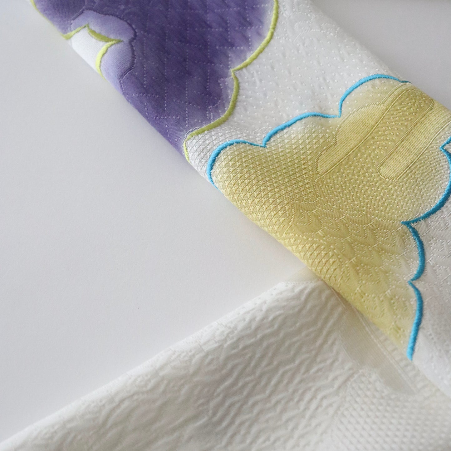 帯揚げ | 袷・単衣向け | 雲三色暈し雲取横振刺繍 | 和小物さくら