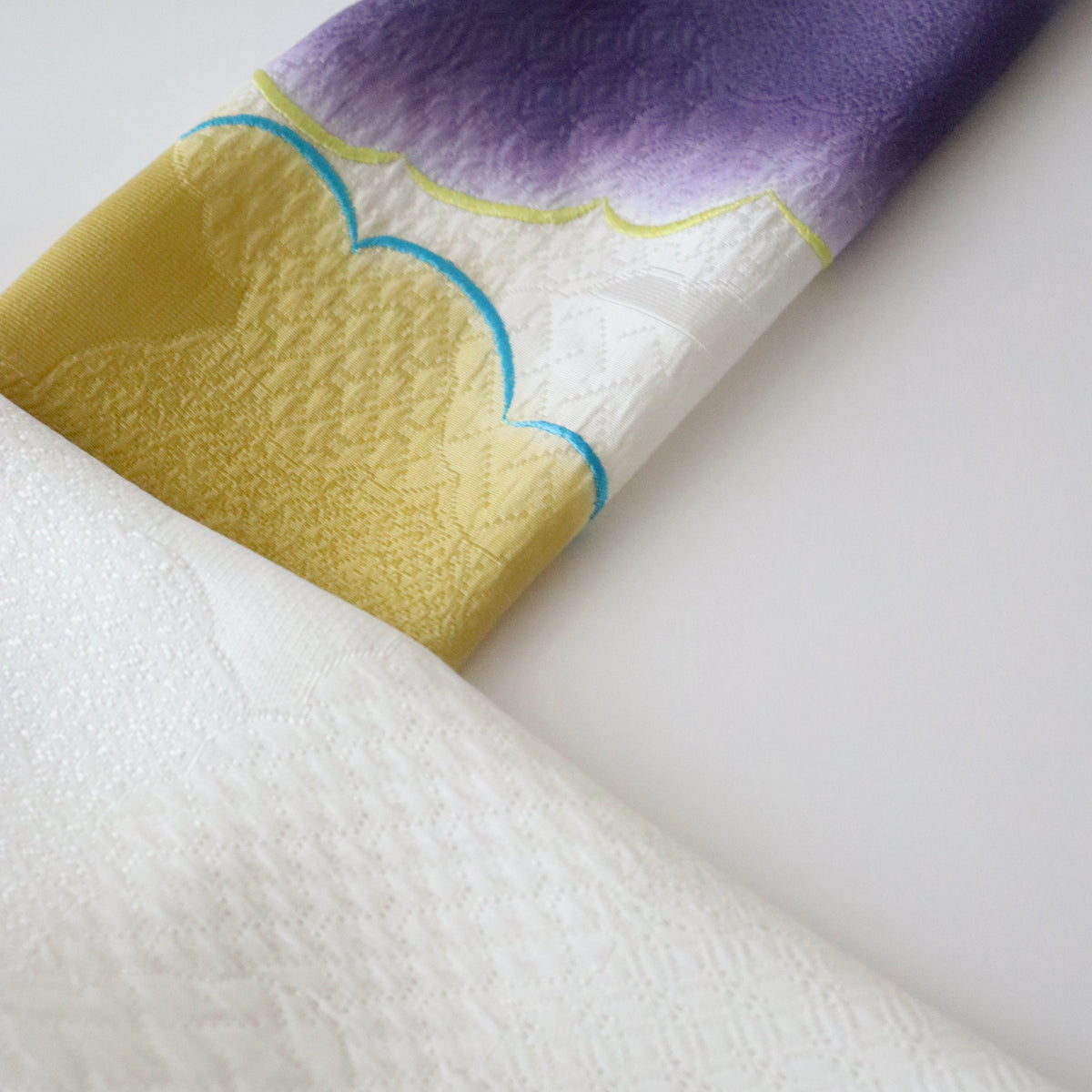 帯揚げ | 袷・単衣向け | 雲三色暈し雲取横振刺繍 | 和小物さくら