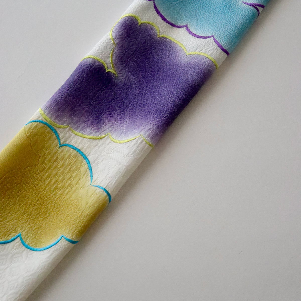 帯揚げ | 袷・単衣向け | 雲三色暈し雲取横振刺繍 | 和小物さくら