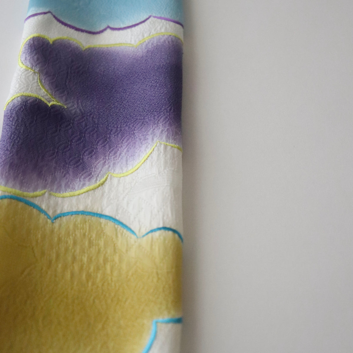 帯揚げ | 袷・単衣向け | 雲三色暈し雲取横振刺繍 | 和小物さくら