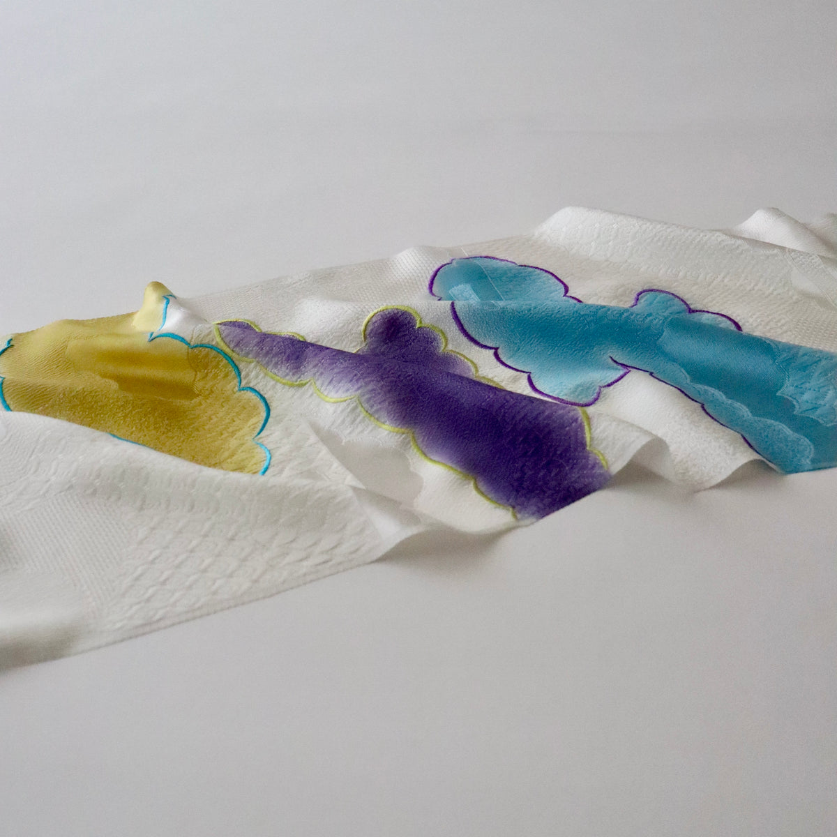 帯揚げ | 袷・単衣向け | 雲三色暈し雲取横振刺繍 | 和小物さくら