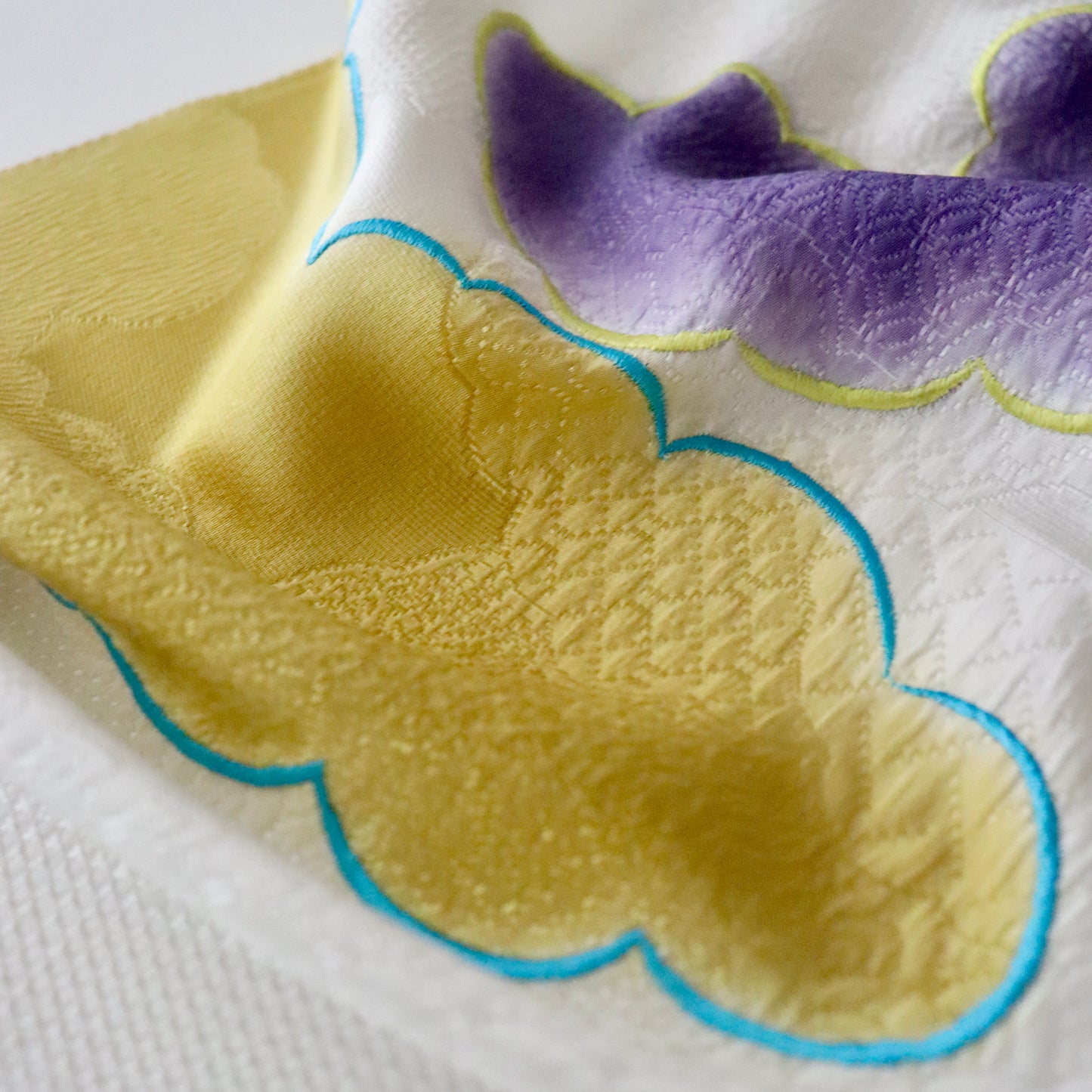 帯揚げ | 袷・単衣向け | 雲三色暈し雲取横振刺繍 | 和小物さくら