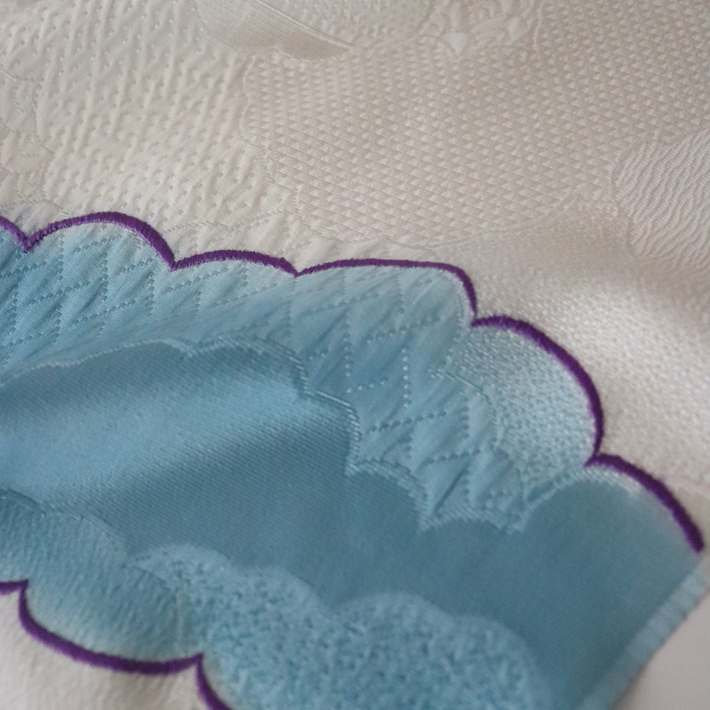 帯揚げ | 袷・単衣向け | 雲三色暈し雲取横振刺繍 | 和小物さくら
