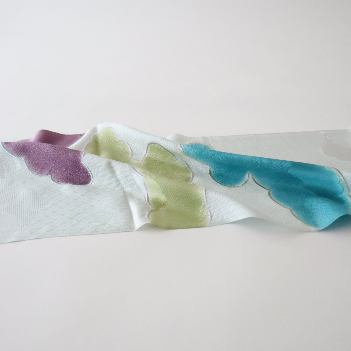 帯揚げ「雲三色暈し雲取横振刺繍 - blu/grn/pup」和小物さくら
