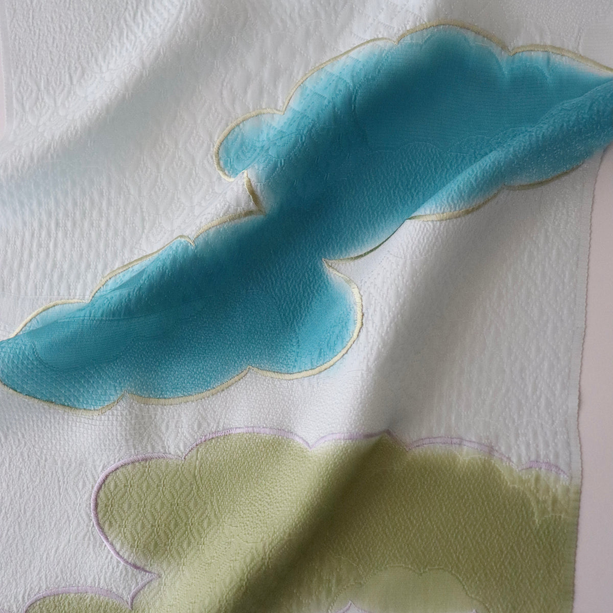 帯揚げ「雲三色暈し雲取横振刺繍 - blu/grn/pup」和小物さくら