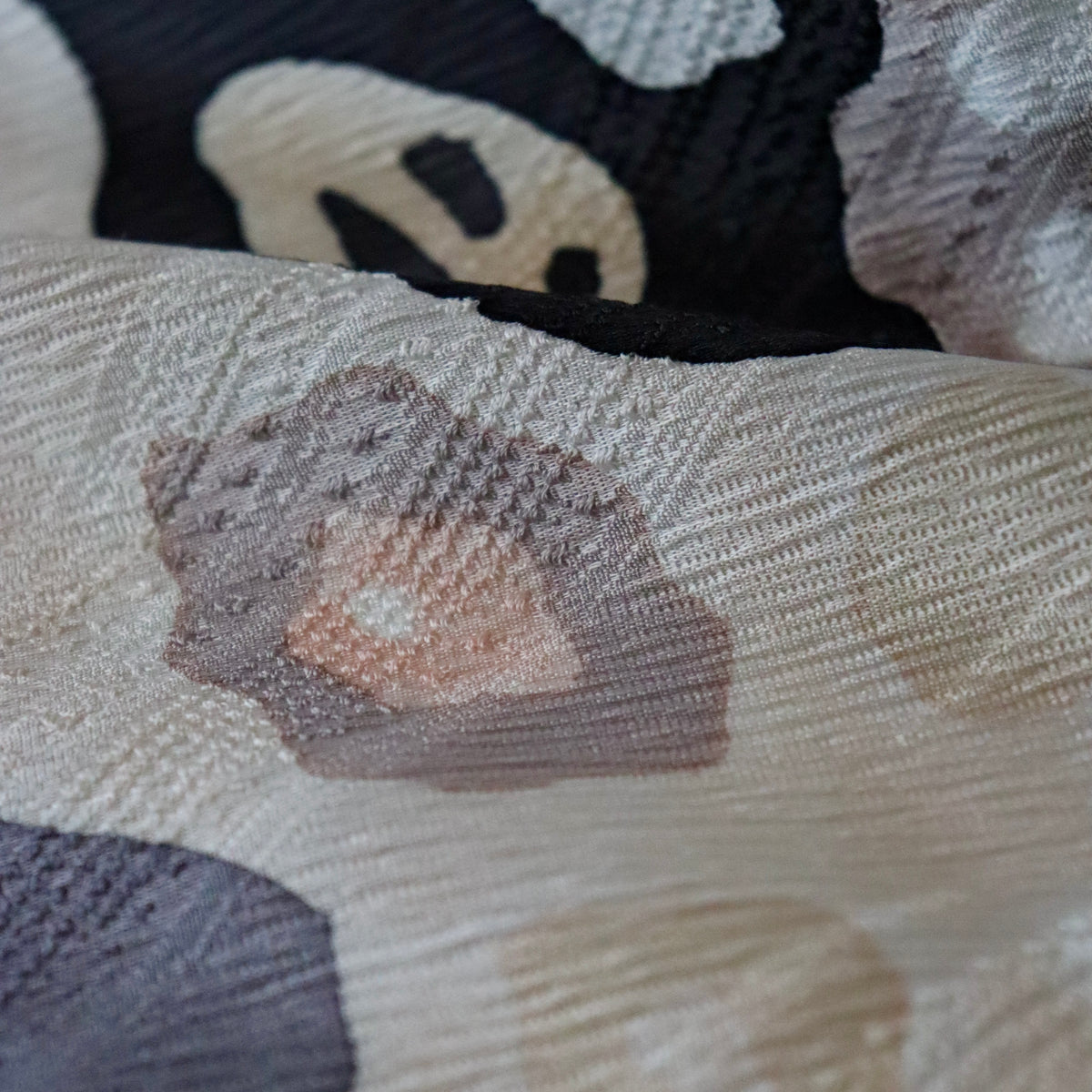 帯揚げ | 単衣・袷 | ローケツ染道長取牡丹 | 灰色/黒 | 和小物さくら