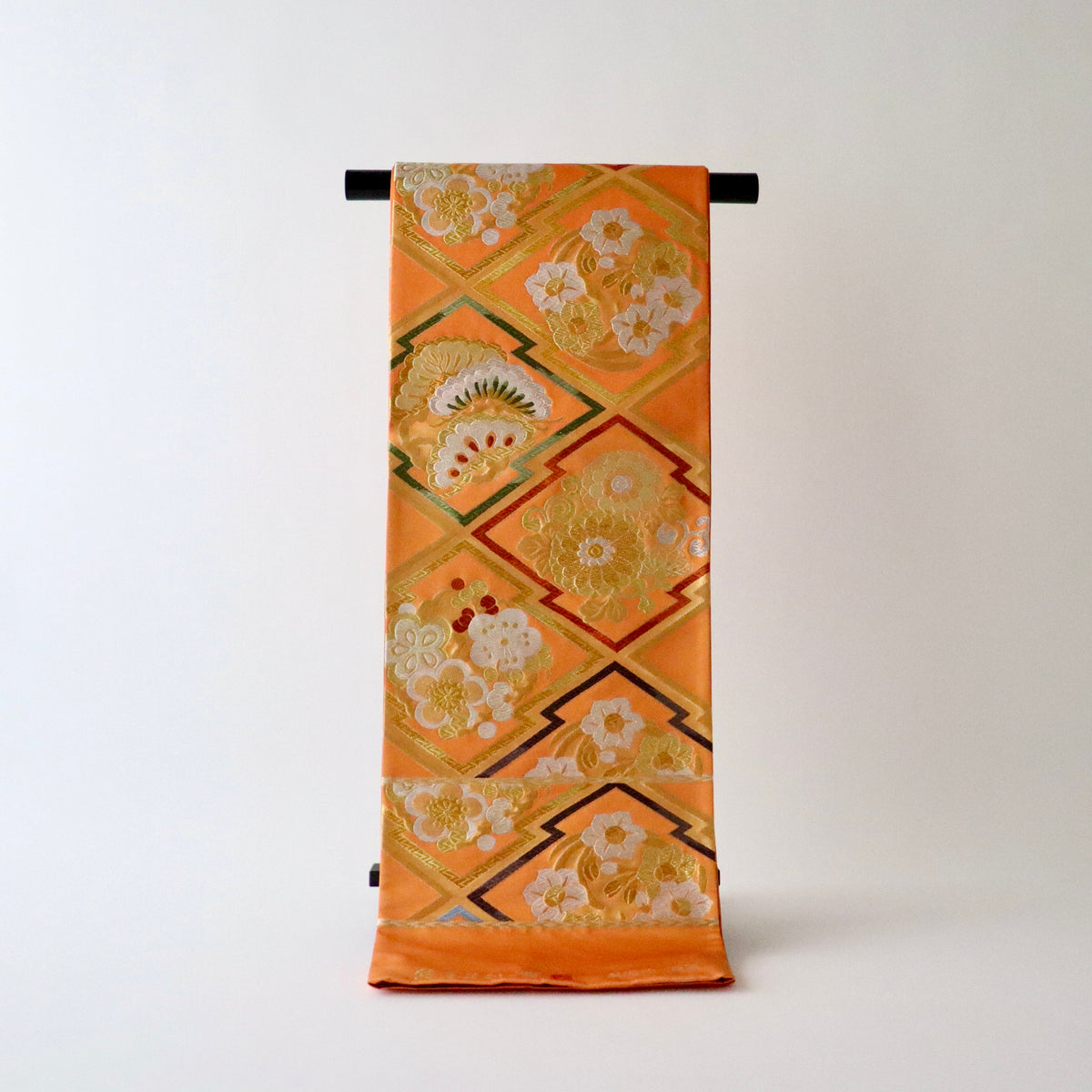 袋帯「吉兆綾錦 - 松皮菱花丸文」絲屋善創